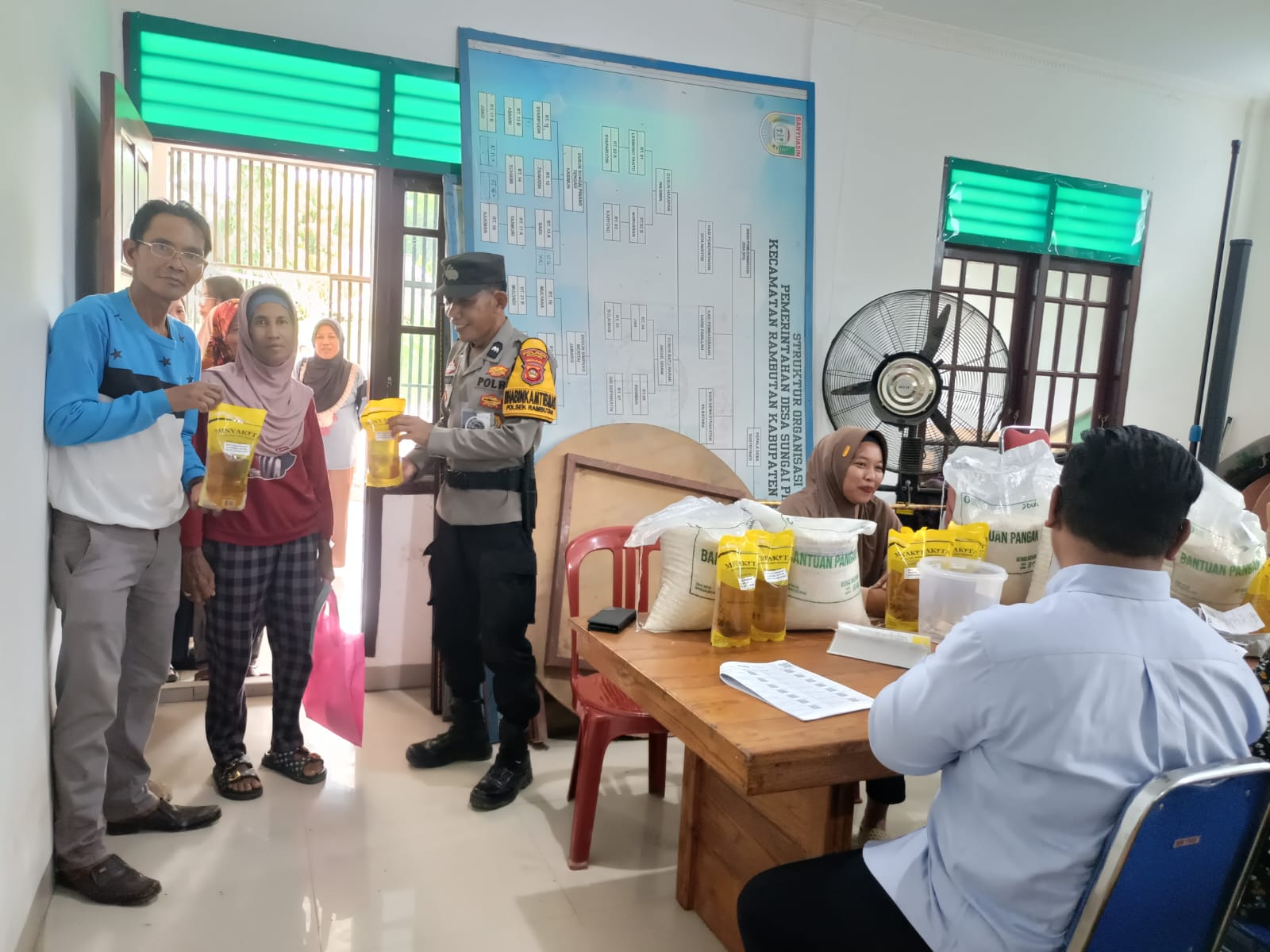 Pembagian BPNT Berupa Beras Dan Minyak